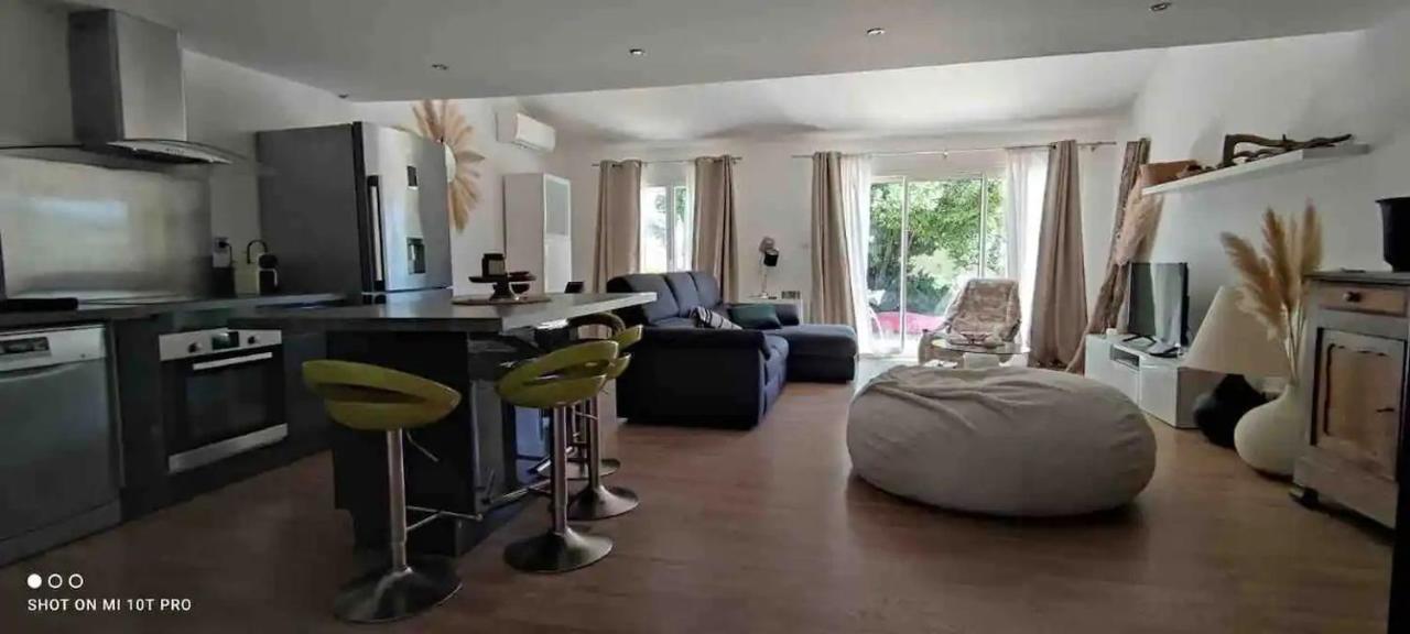 Aparthotel La Nuit Etoilee Saint-Martin-de-Crau Esterno foto