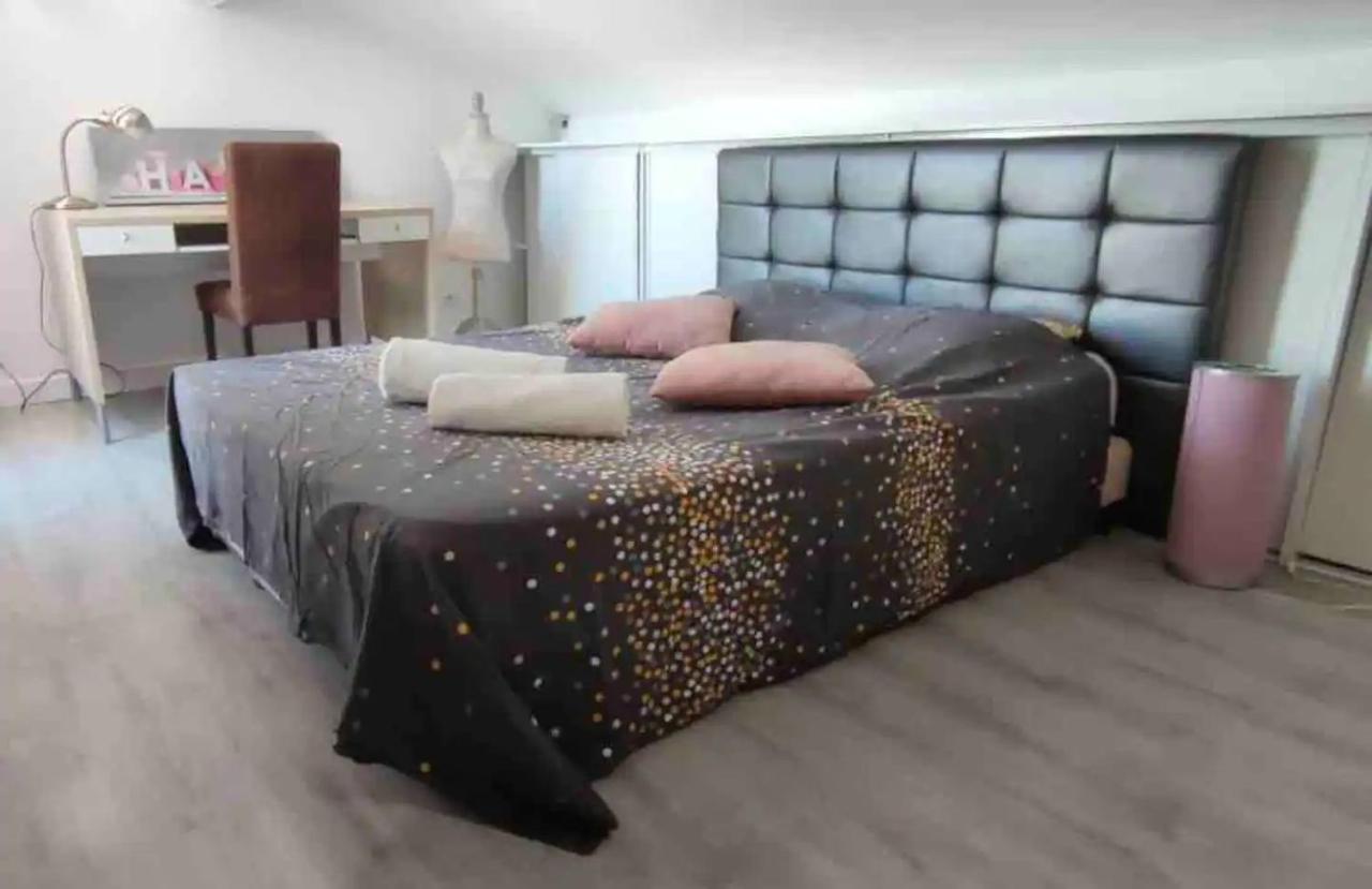 Aparthotel La Nuit Etoilee Saint-Martin-de-Crau Esterno foto