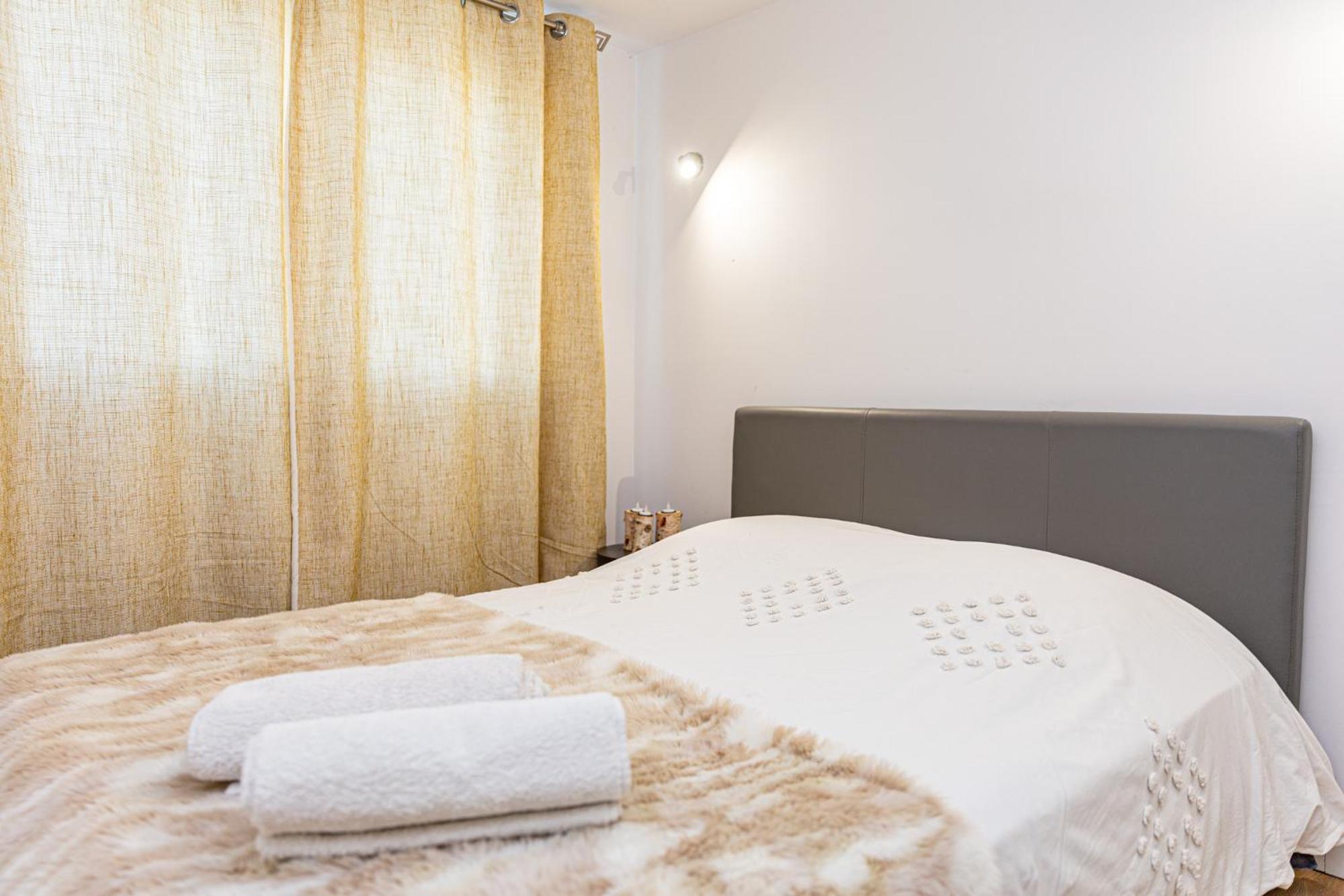 Aparthotel La Nuit Etoilee Saint-Martin-de-Crau Esterno foto